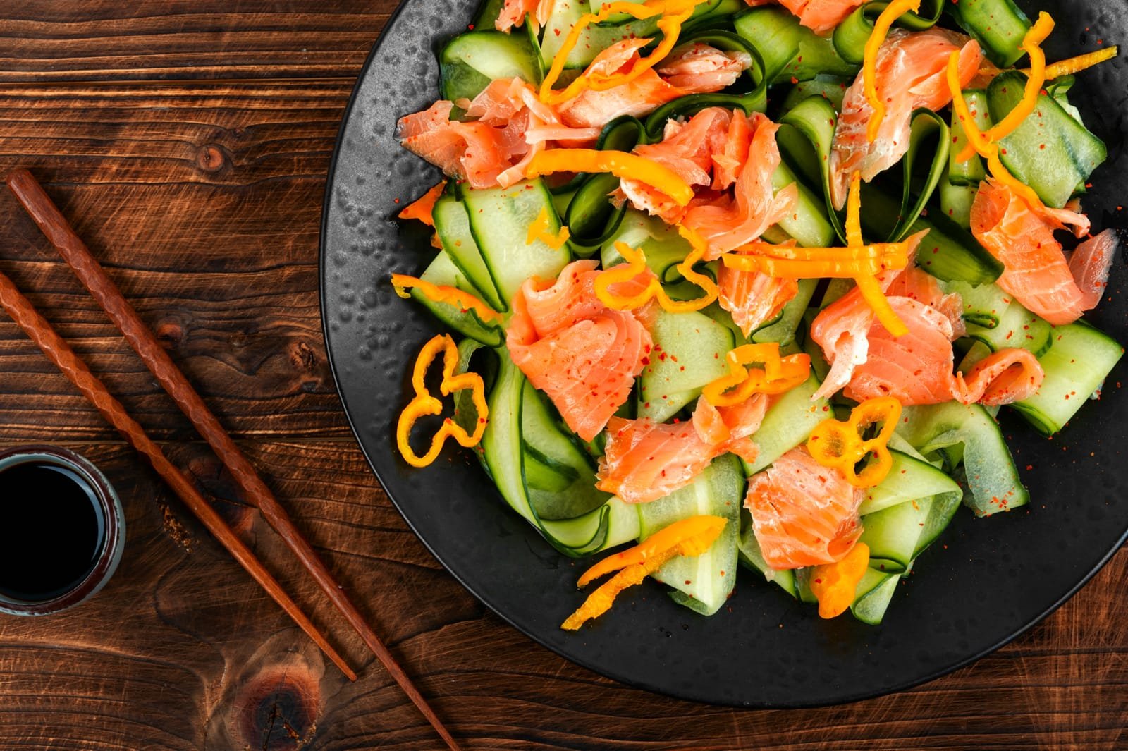 92535450_keto-salad-with-salmon-and-cucumber